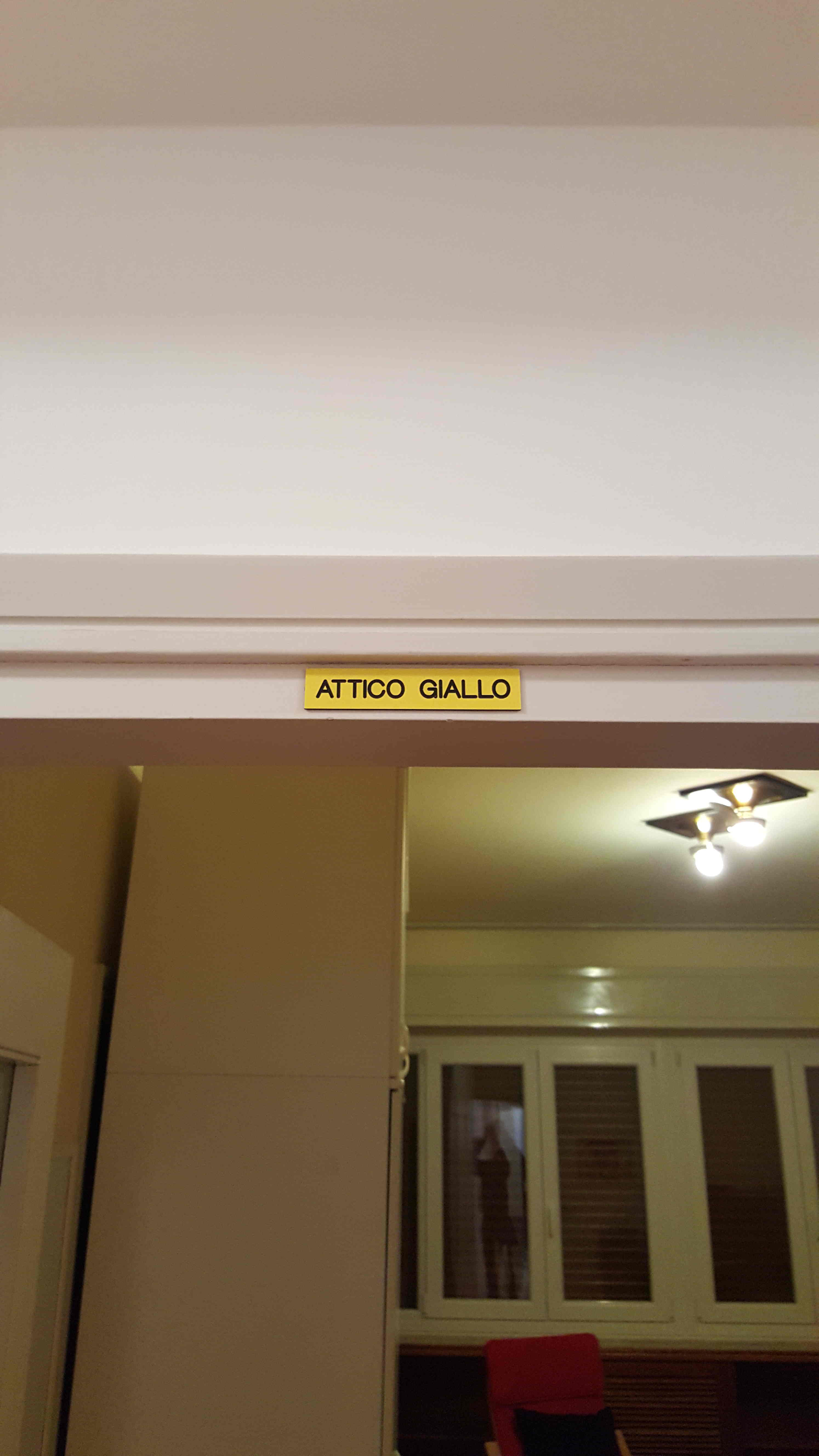 attico giallo